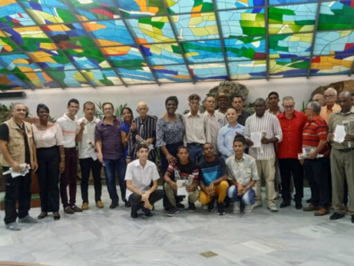 Reconocen a padres «Con el esfuerzo de todos»