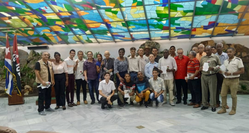 Reconocen a padres «Con el esfuerzo de todos»