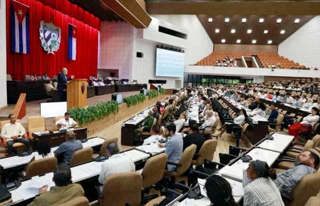 Cuba amplía autonomía de sus 168 municipios
