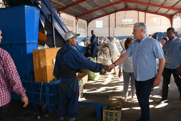 Presidente Díaz-Canel visita unidades del Grupo Empresarial de Reciclaje en La Habana