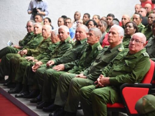 Envió el General de Ejército Raúl Castro Ruz una felicitación y el reconocimiento por el 65 aniversario del Ejército Occidental