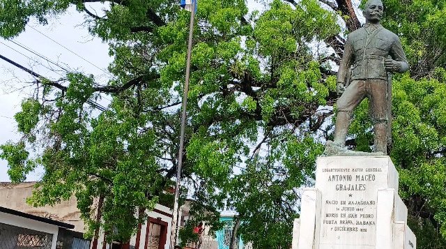 Sanluiseros rinden tributo a Antonio Maceo y Ernesto Guevara