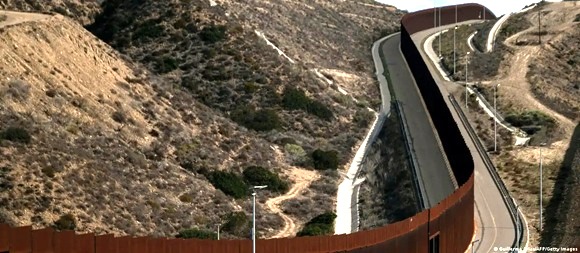Trump espera concluir su muro fronterizo con México en 2027