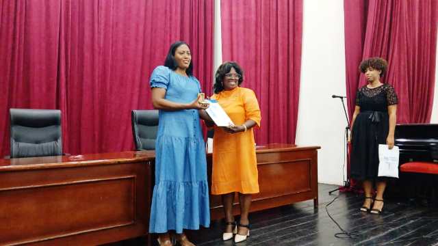 Entrega Universidad de Oriente título de Doctora Honoris Causa a  Omara Durand Elías
