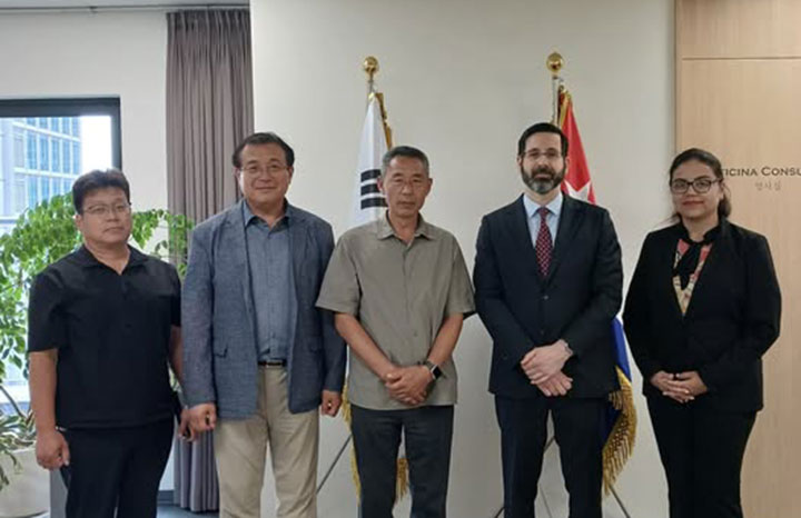 Dirigentes campesinos coreanos visitaron Embajada de Cuba