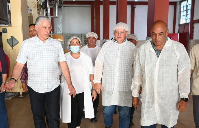 Defiende Presidente autonomía empresarial en recorrido por La Habana