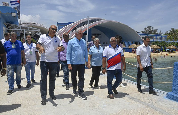Recorrió Díaz-Canel Círculo Social Obrero Félix Elmusa