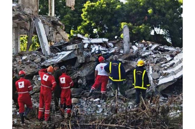 Intensas labores de rescate tras derrumbe en Remedios