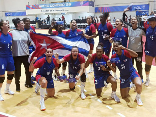 El Cuba de balonmano (f) gobierna y Téllez es mujer orquesta  