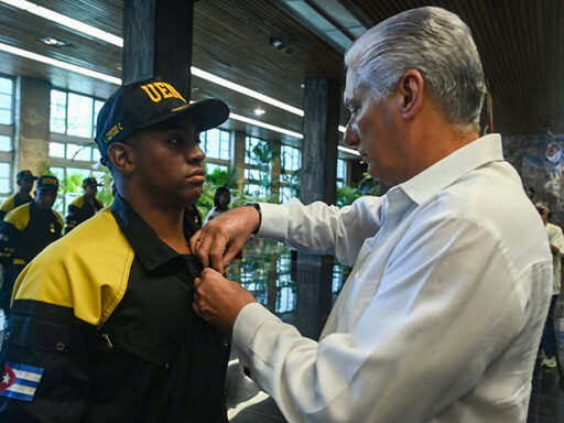 Condecoró Díaz-Canel a brigada cubana que asistió en Venezuela