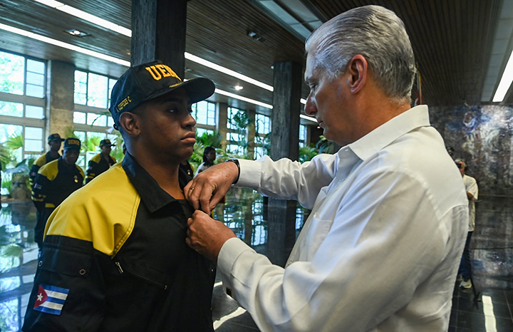 Condecoró Díaz-Canel a brigada cubana que asistió en Venezuela