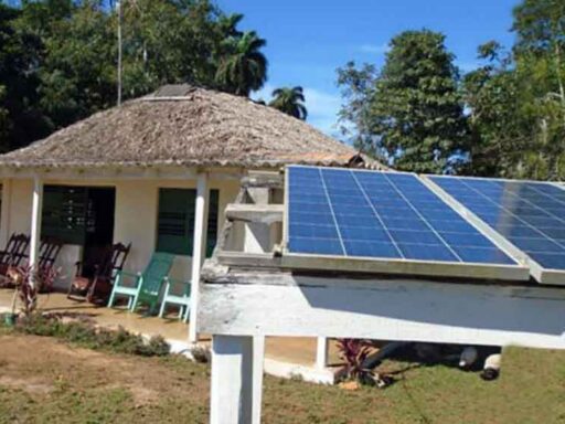 China entrega a Cuba nuevo donativo de sistemas fotovoltaicos