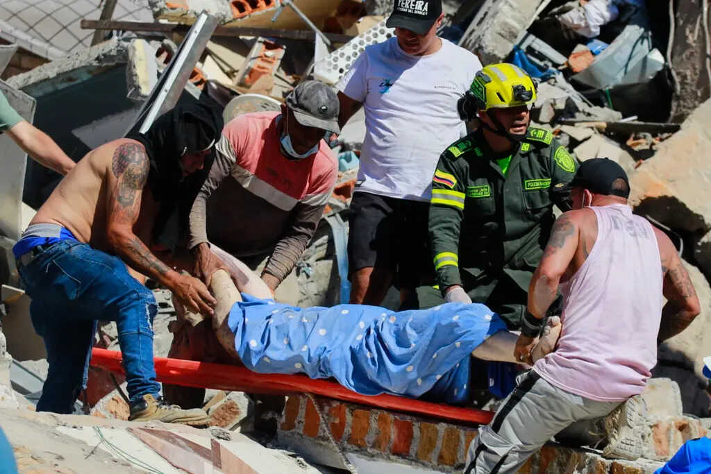Buscan sobrevivientes en Colombia tras sismo que deja 188 fallecidos