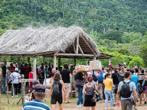 Italianos amigos de Cuba visitan la Sierra Maestra