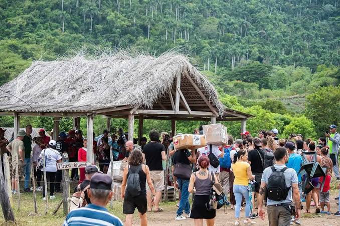 Italianos amigos de Cuba visitan la Sierra Maestra