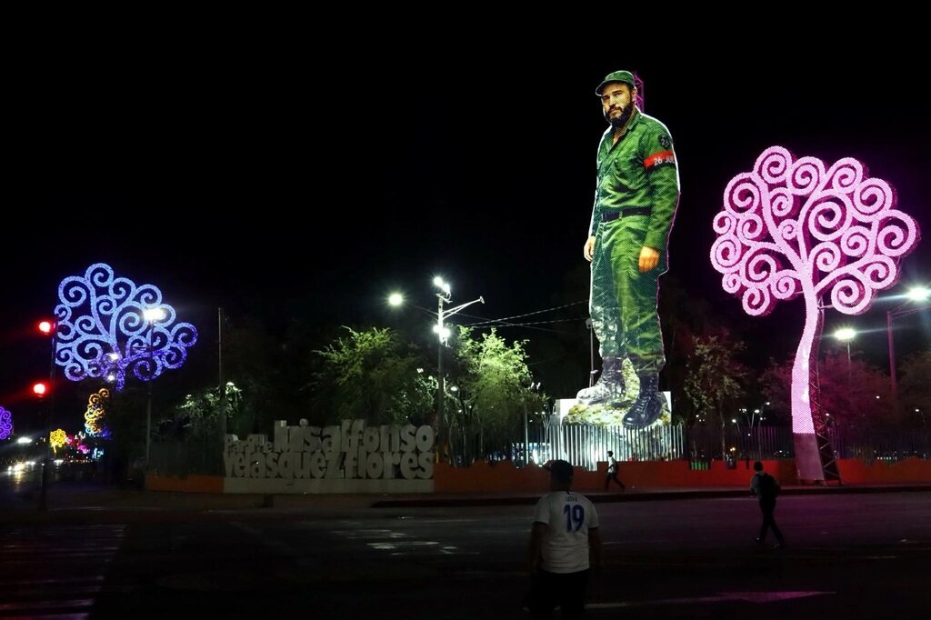 Escultura metálica de Fidel Castro ilumina en capital de Nicaragua