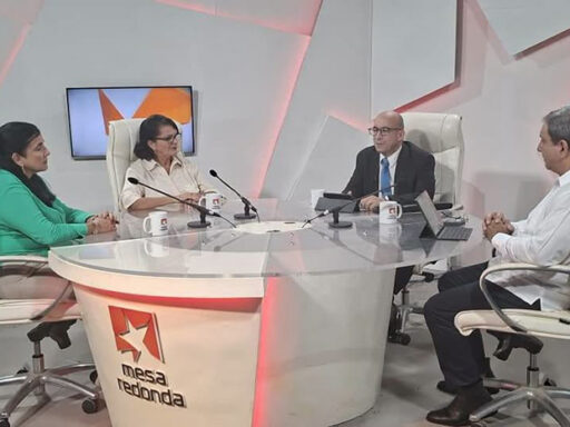 Explicó MES detalles del curso 2026-2027 en Mesa Redonda