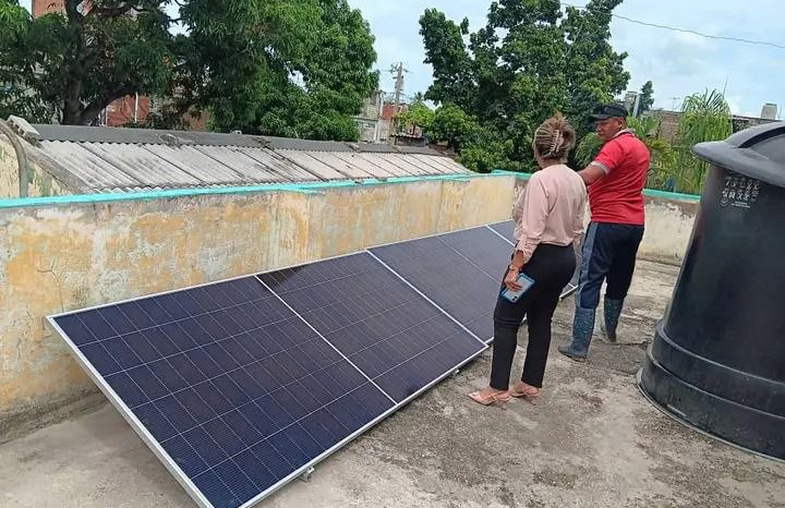 Donativo de mipyme potencia autonomía energética en hogar materno 