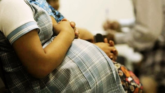 Fecundidad adolescente disminuye, pero requiere atención integral