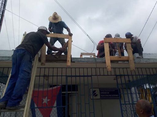 Refuerzan telecomunicaciones en poblado santiaguero con energía solar