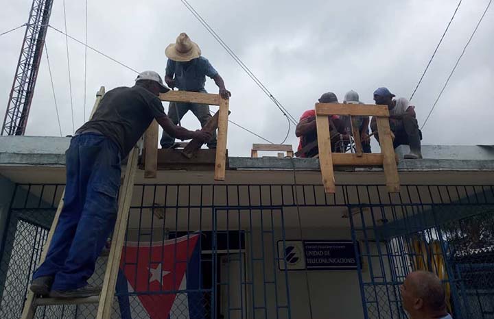 Refuerzan telecomunicaciones en poblado santiaguero con energía solar