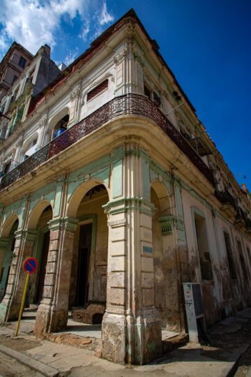 ¿Qué establece la Ley de la Vivienda sobre conversión de lugares estatales en vivienda e intervenciones arquitectónicas?
