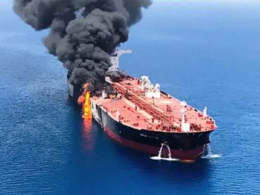 Reportan explosión de superpetrolero tras chocar con mina en Ormuz