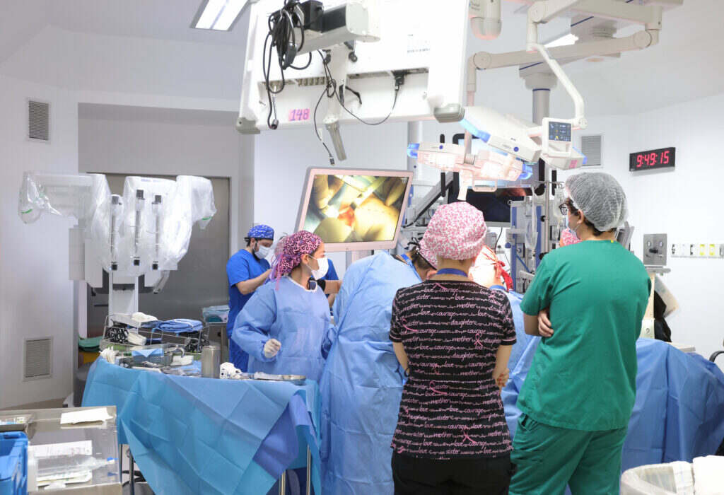 Realizan en Chile primera cirugía robótica de cáncer de mama