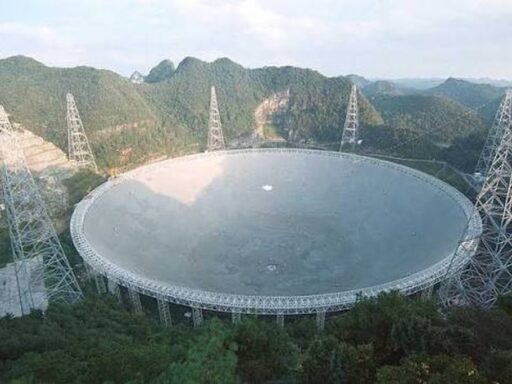 China descubre sistema triple de estrellas con radiotelescopio FAST
