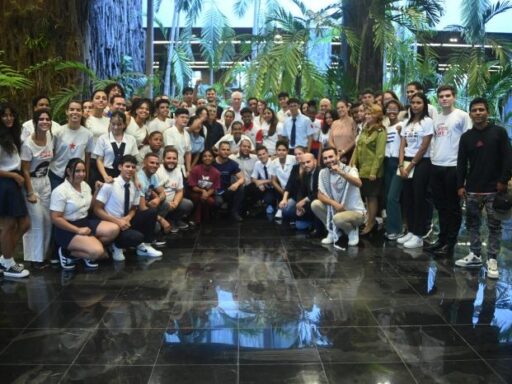 El Che permanece entre los jóvenes: vivo, como no lo quería el enemigo