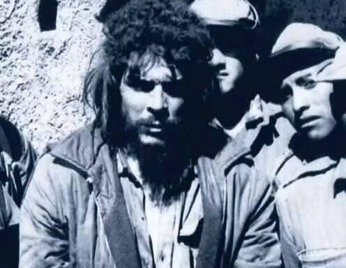 «El Che sigue bregando dulce y tenaz, por la dicha del hombre»
