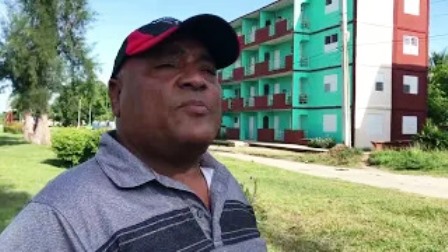 Recorrido por mantenimiento de edificaciones junto al director de la vivienda en Palma Soriano